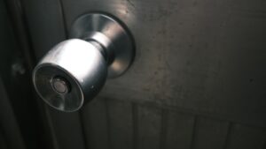 "Porte blindée avec poignée en acier inoxydable, urgence serrurier à Lille pour une sécurité renforcée"