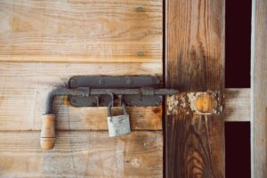 Verrou en métal rouillé sur porte en bois rustique.