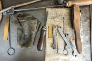 Outils et accessoires de bricolage anciens et usagés.