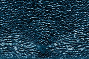Motif abstrait de fragments de verre bleu foncé brisé.