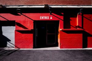 "Porte d'entrée ouverte près d'un parking, exemple d'ouverture porte claquée Lille pas cher"