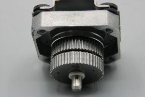 Moteur électrique industriel avec un boîtier métallique et un rotor denté.