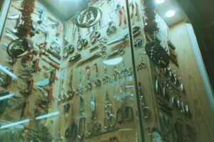 Étagères remplies d'outils de coiffure et d'accessoires de salon de beauté.