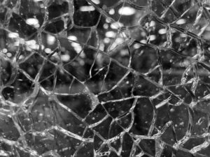 Motif abstrait de fragments de verre brisé en noir et blanc.