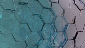 Motif géométrique de panneaux de verre hexagonaux translucides.