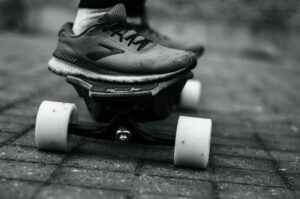 Chaussure de sport sur une planche à roulettes.