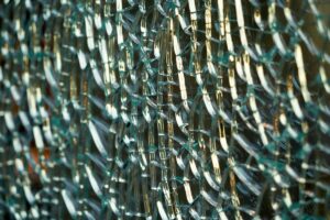 Cristaux de glace translucides et brillants, formant une texture complexe.
