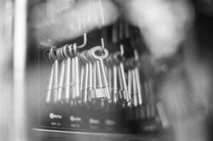Ensemble d'outils de bricolage en métal sur un présentoir.