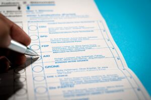 Bulletin de vote allemand avec différents partis politiques à cocher.