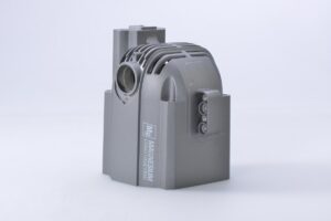Moteur électrique industriel gris métallique avec détails techniques.