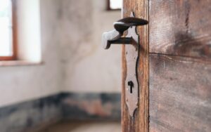 Vieille porte en bois avec gond métallique.