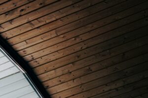 Planches de bois brun foncé formant un motif diagonal.