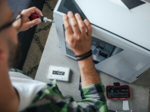 Réparation d'un appareil électronique sur un plan de travail.