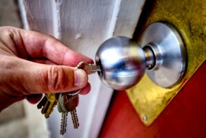 Clé de porte dans une serrure métallique.