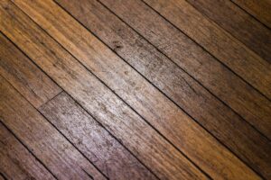 Plancher en bois vieilli avec motifs de lignes diagonales.